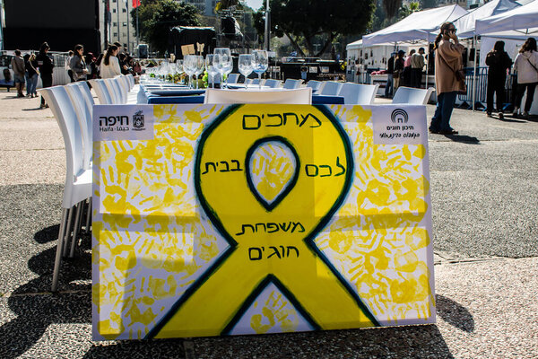 Тель-Авив, Израиль, 28 февраля 2024 г. Площадь заложников перед Тель-Авивским художественным музеем, место, где собираются люди в память о похищенных и взятых в плен Хамасом в секторе Газа