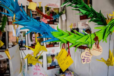 Tel Aviv, İsrail, 28 Şubat 2024 Rehine Meydanı Tel Aviv Sanat Müzesi önünde insanların Gazze Şeridi 'nde Hamas tarafından kaçırılıp esir tutulanların anısına toplandığı yer.