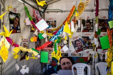 Tel Aviv, İsrail, 28 Şubat 2024 Rehine Meydanı Tel Aviv Sanat Müzesi önünde insanların Gazze Şeridi 'nde Hamas tarafından kaçırılıp esir tutulanların anısına toplandığı yer.