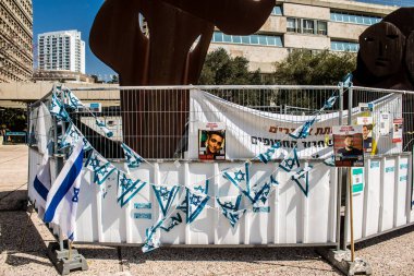 Tel Aviv, İsrail, 28 Şubat 2024 Rehine Meydanı Tel Aviv Sanat Müzesi önünde insanların Gazze Şeridi 'nde Hamas tarafından kaçırılıp esir tutulanların anısına toplandığı yer.