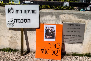 Tel Aviv, İsrail, 28 Şubat 2024 Rehine Meydanı Tel Aviv Sanat Müzesi önünde insanların Gazze Şeridi 'nde Hamas tarafından kaçırılıp esir tutulanların anısına toplandığı yer.