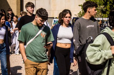 Tel Aviv, İsrail, 28 Şubat 2024 İsrailli gençler, 7 Ekim 2023 'teki terör saldırısının ardından Gazze' deki 139 rehinenin anısına Tel Aviv 'deki Rehine Meydanı' nda toplandılar.