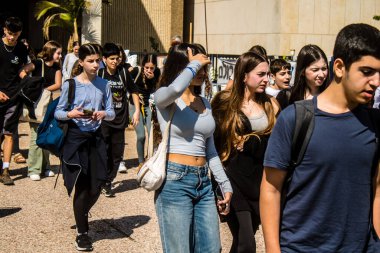 Tel Aviv, İsrail, 28 Şubat 2024 İsrailli gençler, 7 Ekim 2023 'teki terör saldırısının ardından Gazze' deki 139 rehinenin anısına Tel Aviv 'deki Rehine Meydanı' nda toplandılar.