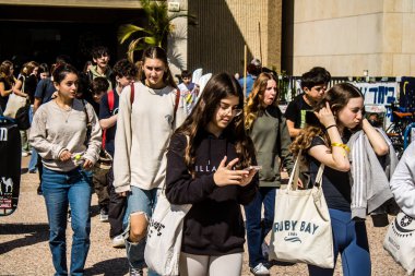 Tel Aviv, İsrail, 28 Şubat 2024 İsrailli gençler, 7 Ekim 2023 'teki terör saldırısının ardından Gazze' deki 139 rehinenin anısına Tel Aviv 'deki Rehine Meydanı' nda toplandılar.