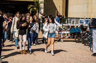 Tel Aviv, İsrail, 28 Şubat 2024 İsrailli gençler, 7 Ekim 2023 'teki terör saldırısının ardından Gazze' deki 139 rehinenin anısına Tel Aviv 'deki Rehine Meydanı' nda toplandılar.