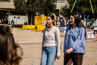 Tel Aviv, İsrail, 28 Şubat 2024 İsrailli gençler, 7 Ekim 2023 'teki terör saldırısının ardından Gazze' deki 139 rehinenin anısına Tel Aviv 'deki Rehine Meydanı' nda toplandılar.