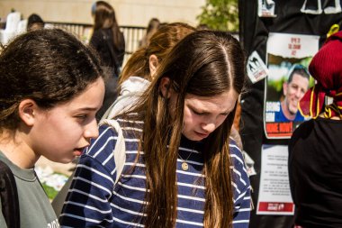 Tel Aviv, İsrail, 28 Şubat 2024 İsrailli gençler, 7 Ekim 2023 'teki terör saldırısının ardından Gazze' deki 139 rehinenin anısına Tel Aviv 'deki Rehine Meydanı' nda toplandılar.