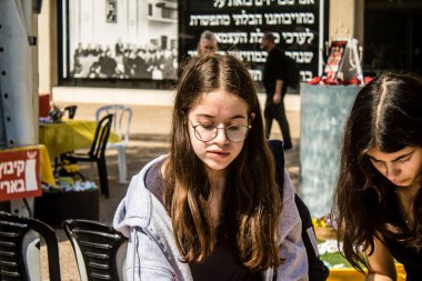 Tel Aviv, İsrail, 28 Şubat 2024 İsrailli gençler, 7 Ekim 2023 'teki terör saldırısının ardından Gazze' deki 139 rehinenin anısına Tel Aviv 'deki Rehine Meydanı' nda toplandılar.