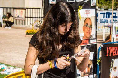 Tel Aviv, İsrail, 28 Şubat 2024 İsrailli gençler, 7 Ekim 2023 'teki terör saldırısının ardından Gazze' deki 139 rehinenin anısına Tel Aviv 'deki Rehine Meydanı' nda toplandılar.