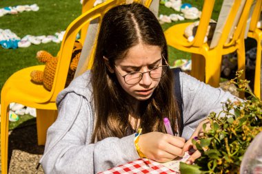 Tel Aviv, İsrail, 28 Şubat 2024 İsrailli gençler, 7 Ekim 2023 'teki terör saldırısının ardından Gazze' deki 139 rehinenin anısına Tel Aviv 'deki Rehine Meydanı' nda toplandılar.