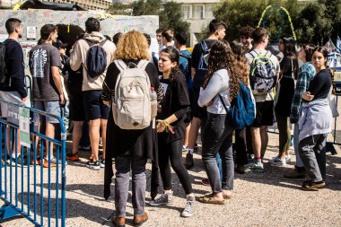 Tel Aviv, İsrail, 28 Şubat 2024 İsrailli gençler, 7 Ekim 2023 'teki terör saldırısının ardından Gazze' deki 139 rehinenin anısına Tel Aviv 'deki Rehine Meydanı' nda toplandılar.