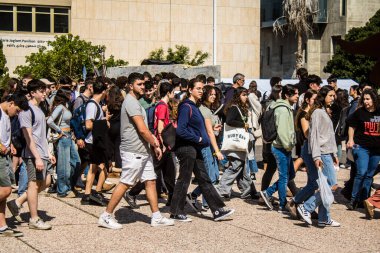 Tel Aviv, İsrail, 28 Şubat 2024 İsrailli gençler, 7 Ekim 2023 'teki terör saldırısının ardından Gazze' deki 139 rehinenin anısına Tel Aviv 'deki Rehine Meydanı' nda toplandılar.