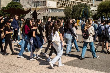 Tel Aviv, İsrail, 28 Şubat 2024 İsrailli gençler, 7 Ekim 2023 'teki terör saldırısının ardından Gazze' deki 139 rehinenin anısına Tel Aviv 'deki Rehine Meydanı' nda toplandılar.