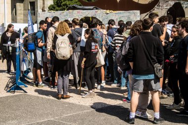 Tel Aviv, İsrail, 28 Şubat 2024 İsrailli gençler, 7 Ekim 2023 'teki terör saldırısının ardından Gazze' deki 139 rehinenin anısına Tel Aviv 'deki Rehine Meydanı' nda toplandılar.