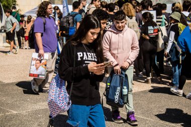 Tel Aviv, İsrail, 28 Şubat 2024 İsrailli gençler, 7 Ekim 2023 'teki terör saldırısının ardından Gazze' deki 139 rehinenin anısına Tel Aviv 'deki Rehine Meydanı' nda toplandılar.