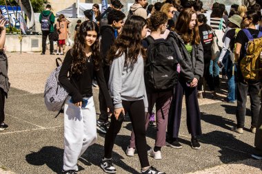 Tel Aviv, İsrail, 28 Şubat 2024 İsrailli gençler, 7 Ekim 2023 'teki terör saldırısının ardından Gazze' deki 139 rehinenin anısına Tel Aviv 'deki Rehine Meydanı' nda toplandılar.