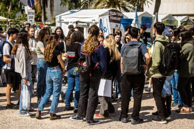 Tel Aviv, İsrail, 28 Şubat 2024 İsrailli gençler, 7 Ekim 2023 'teki terör saldırısının ardından Gazze' deki 139 rehinenin anısına Tel Aviv 'deki Rehine Meydanı' nda toplandılar.