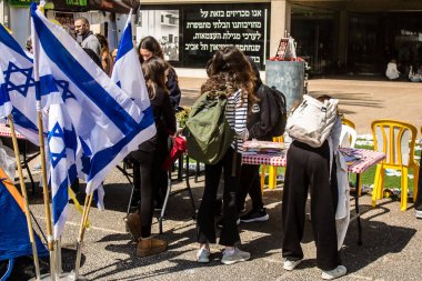 Tel Aviv, İsrail, 28 Şubat 2024 İsrailli gençler, 7 Ekim 2023 'teki terör saldırısının ardından Gazze' deki 139 rehinenin anısına Tel Aviv 'deki Rehine Meydanı' nda toplandılar.