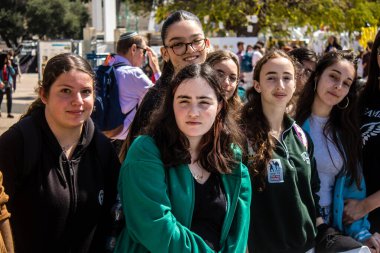 Tel Aviv, İsrail, 28 Şubat 2024 İsrailli gençler, 7 Ekim 2023 'teki terör saldırısının ardından Gazze' deki 139 rehinenin anısına Tel Aviv 'deki Rehine Meydanı' nda toplandılar.