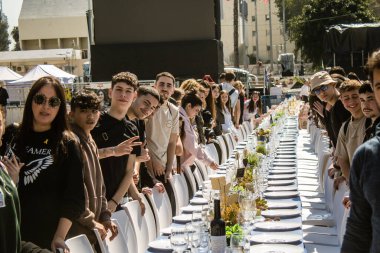 Tel Aviv, İsrail, 28 Şubat 2024 İsrailli gençler, 7 Ekim 2023 'teki terör saldırısının ardından Gazze' deki 139 rehinenin anısına Tel Aviv 'deki Rehine Meydanı' nda toplandılar.