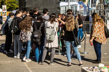 Tel Aviv, İsrail, 28 Şubat 2024 İsrailli gençler, 7 Ekim 2023 'teki terör saldırısının ardından Gazze' deki 139 rehinenin anısına Tel Aviv 'deki Rehine Meydanı' nda toplandılar.