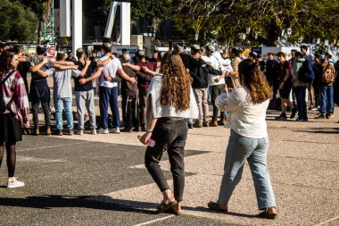 Tel Aviv, İsrail, 28 Şubat 2024 İsrailli gençler, 7 Ekim 2023 'teki terör saldırısının ardından Gazze' deki 139 rehinenin anısına Tel Aviv 'deki Rehine Meydanı' nda toplandılar.