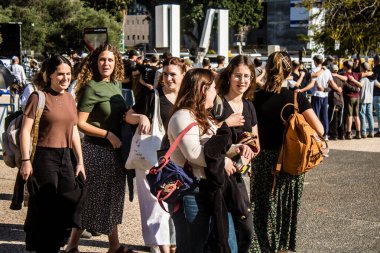 Tel Aviv, İsrail, 28 Şubat 2024 İsrailli gençler, 7 Ekim 2023 'teki terör saldırısının ardından Gazze' deki 139 rehinenin anısına Tel Aviv 'deki Rehine Meydanı' nda toplandılar.