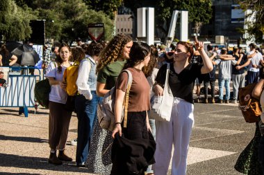 Tel Aviv, İsrail, 28 Şubat 2024 İsrailli gençler, 7 Ekim 2023 'teki terör saldırısının ardından Gazze' deki 139 rehinenin anısına Tel Aviv 'deki Rehine Meydanı' nda toplandılar.