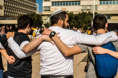 Tel Aviv, İsrail, 28 Şubat 2024 İsrailli gençler, 7 Ekim 2023 'teki terör saldırısının ardından Gazze' deki 139 rehinenin anısına Tel Aviv 'deki Rehine Meydanı' nda toplandılar.