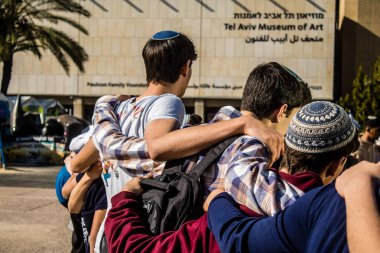 Tel Aviv, İsrail, 28 Şubat 2024 İsrailli gençler, 7 Ekim 2023 'teki terör saldırısının ardından Gazze' deki 139 rehinenin anısına Tel Aviv 'deki Rehine Meydanı' nda toplandılar.