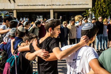 Tel Aviv, İsrail, 28 Şubat 2024 İsrailli gençler, 7 Ekim 2023 'teki terör saldırısının ardından Gazze' deki 139 rehinenin anısına Tel Aviv 'deki Rehine Meydanı' nda toplandılar.