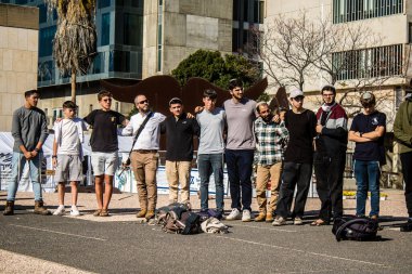 Tel Aviv, İsrail, 28 Şubat 2024 İsrailli gençler, 7 Ekim 2023 'teki terör saldırısının ardından Gazze' deki 139 rehinenin anısına Tel Aviv 'deki Rehine Meydanı' nda toplandılar.