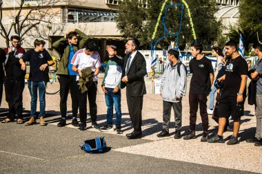 Tel Aviv, İsrail, 28 Şubat 2024 İsrailli gençler, 7 Ekim 2023 'teki terör saldırısının ardından Gazze' deki 139 rehinenin anısına Tel Aviv 'deki Rehine Meydanı' nda toplandılar.