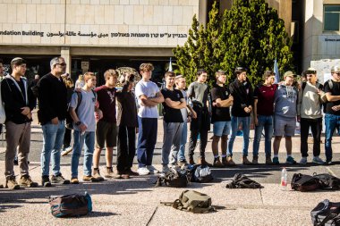 Tel Aviv, İsrail, 28 Şubat 2024 İsrailli gençler, 7 Ekim 2023 'teki terör saldırısının ardından Gazze' deki 139 rehinenin anısına Tel Aviv 'deki Rehine Meydanı' nda toplandılar.