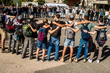 Tel Aviv, İsrail, 28 Şubat 2024 İsrailli gençler, 7 Ekim 2023 'teki terör saldırısının ardından Gazze' deki 139 rehinenin anısına Tel Aviv 'deki Rehine Meydanı' nda toplandılar.