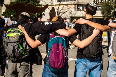 Tel Aviv, İsrail, 28 Şubat 2024 İsrailli gençler, 7 Ekim 2023 'teki terör saldırısının ardından Gazze' deki 139 rehinenin anısına Tel Aviv 'deki Rehine Meydanı' nda toplandılar.