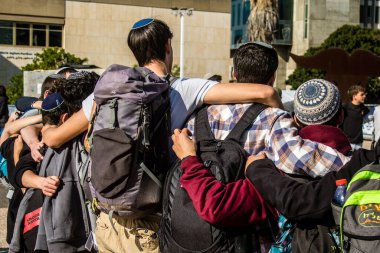 Tel Aviv, İsrail, 28 Şubat 2024 İsrailli gençler, 7 Ekim 2023 'teki terör saldırısının ardından Gazze' deki 139 rehinenin anısına Tel Aviv 'deki Rehine Meydanı' nda toplandılar.