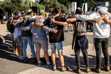 Tel Aviv, İsrail, 28 Şubat 2024 İsrailli gençler, 7 Ekim 2023 'teki terör saldırısının ardından Gazze' deki 139 rehinenin anısına Tel Aviv 'deki Rehine Meydanı' nda toplandılar.