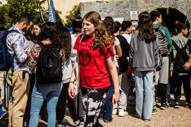 Tel Aviv, İsrail, 28 Şubat 2024 İsrailli gençler, 7 Ekim 2023 'teki terör saldırısının ardından Gazze' deki 139 rehinenin anısına Tel Aviv 'deki Rehine Meydanı' nda toplandılar.