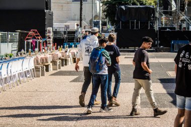 Tel Aviv, İsrail, 28 Şubat 2024 İsrailli gençler, 7 Ekim 2023 'teki terör saldırısının ardından Gazze' deki 139 rehinenin anısına Tel Aviv 'deki Rehine Meydanı' nda toplandılar.