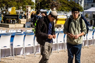 Tel Aviv, İsrail, 28 Şubat 2024 İsrailli gençler, 7 Ekim 2023 'teki terör saldırısının ardından Gazze' deki 139 rehinenin anısına Tel Aviv 'deki Rehine Meydanı' nda toplandılar.