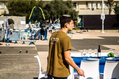 Tel Aviv, İsrail, 28 Şubat 2024 İsrailli gençler, 7 Ekim 2023 'teki terör saldırısının ardından Gazze' deki 139 rehinenin anısına Tel Aviv 'deki Rehine Meydanı' nda toplandılar.