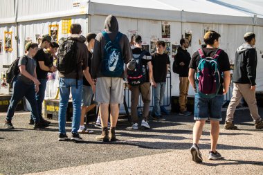 Tel Aviv, İsrail, 28 Şubat 2024 İsrailli gençler, 7 Ekim 2023 'teki terör saldırısının ardından Gazze' deki 139 rehinenin anısına Tel Aviv 'deki Rehine Meydanı' nda toplandılar.