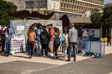 Tel Aviv, İsrail, 28 Şubat 2024 İsrailli gençler, 7 Ekim 2023 'teki terör saldırısının ardından Gazze' deki 139 rehinenin anısına Tel Aviv 'deki Rehine Meydanı' nda toplandılar.