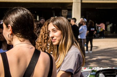 Tel Aviv, İsrail, 28 Şubat 2024 İsrailli gençler, 7 Ekim 2023 'teki terör saldırısının ardından Gazze' deki 139 rehinenin anısına Tel Aviv 'deki Rehine Meydanı' nda toplandılar.