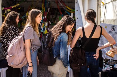 Tel Aviv, İsrail, 28 Şubat 2024 İsrailli gençler, 7 Ekim 2023 'teki terör saldırısının ardından Gazze' deki 139 rehinenin anısına Tel Aviv 'deki Rehine Meydanı' nda toplandılar.