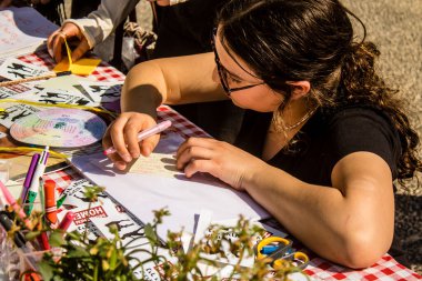 Tel Aviv, İsrail, 28 Şubat 2024 İsrailli gençler, 7 Ekim 2023 'teki terör saldırısının ardından Gazze' deki 139 rehinenin anısına Tel Aviv 'deki Rehine Meydanı' nda toplandılar.