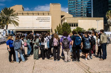 Tel Aviv, İsrail, 28 Şubat 2024 İsrailli gençler, 7 Ekim 2023 'teki terör saldırısının ardından Gazze' deki 139 rehinenin anısına Tel Aviv 'deki Rehine Meydanı' nda toplandılar.