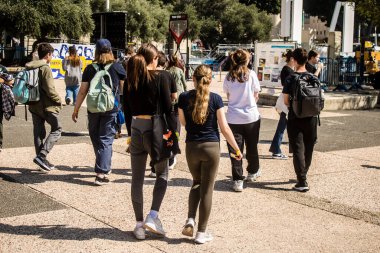 Tel Aviv, İsrail, 28 Şubat 2024 İsrailli gençler, 7 Ekim 2023 'teki terör saldırısının ardından Gazze' deki 139 rehinenin anısına Tel Aviv 'deki Rehine Meydanı' nda toplandılar.