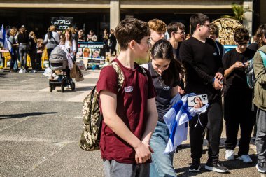 Tel Aviv, İsrail, 28 Şubat 2024 İsrailli gençler, 7 Ekim 2023 'teki terör saldırısının ardından Gazze' deki 139 rehinenin anısına Tel Aviv 'deki Rehine Meydanı' nda toplandılar.